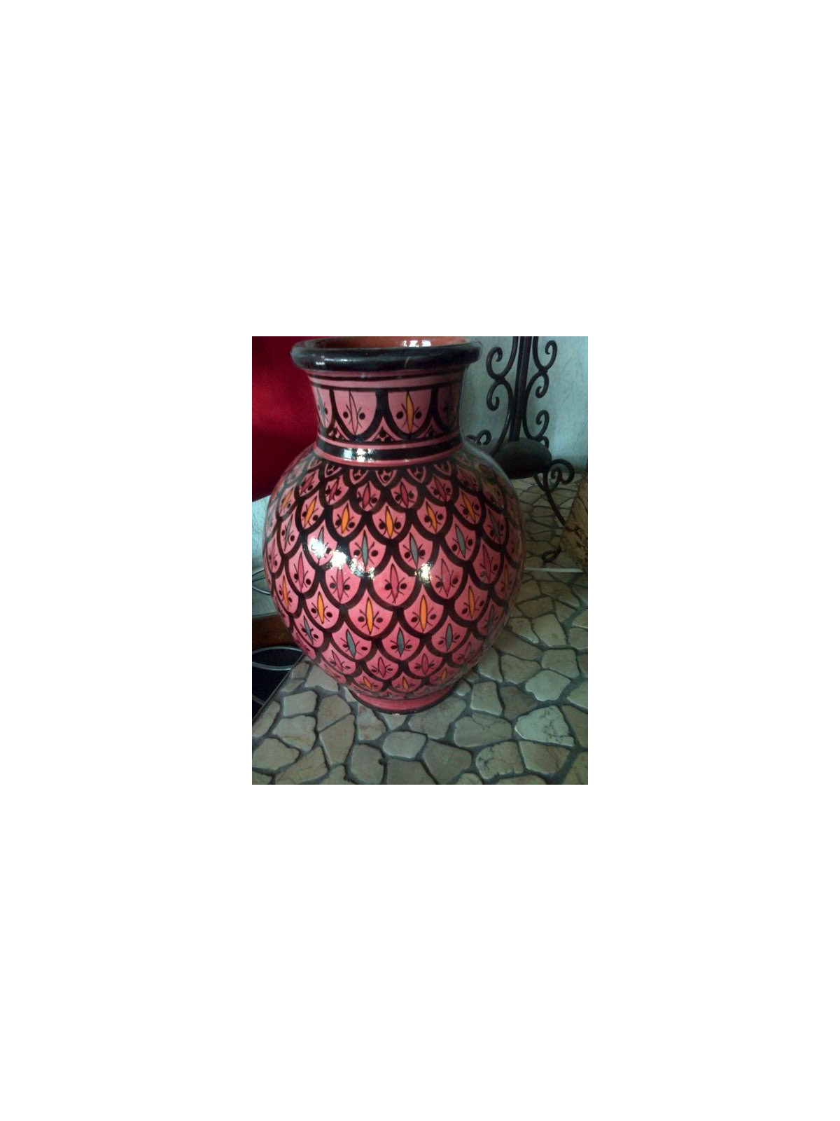 Vase rouge à motifs