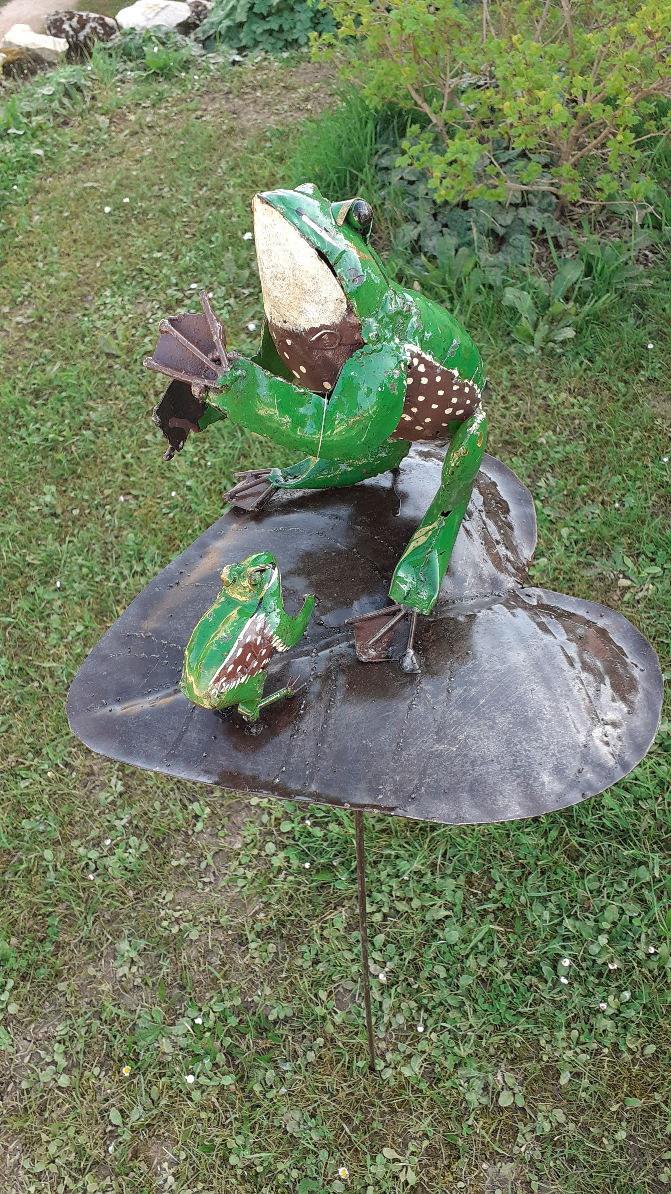 Tuteur grenouille sur feuile de nénuphar en métal recyclé - Collection  tuteurs ( oiseaux , fleurs , insectes ) - AXE INDUSTRIES